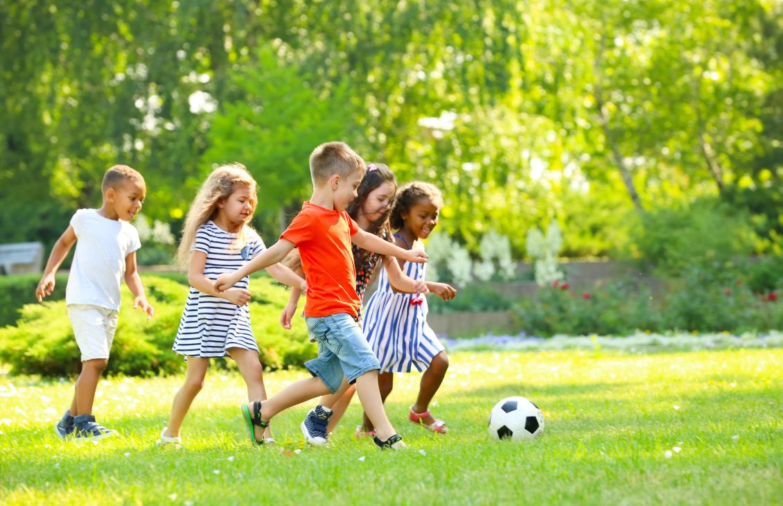 Crianças brincando ao ar livre nas férias escolares