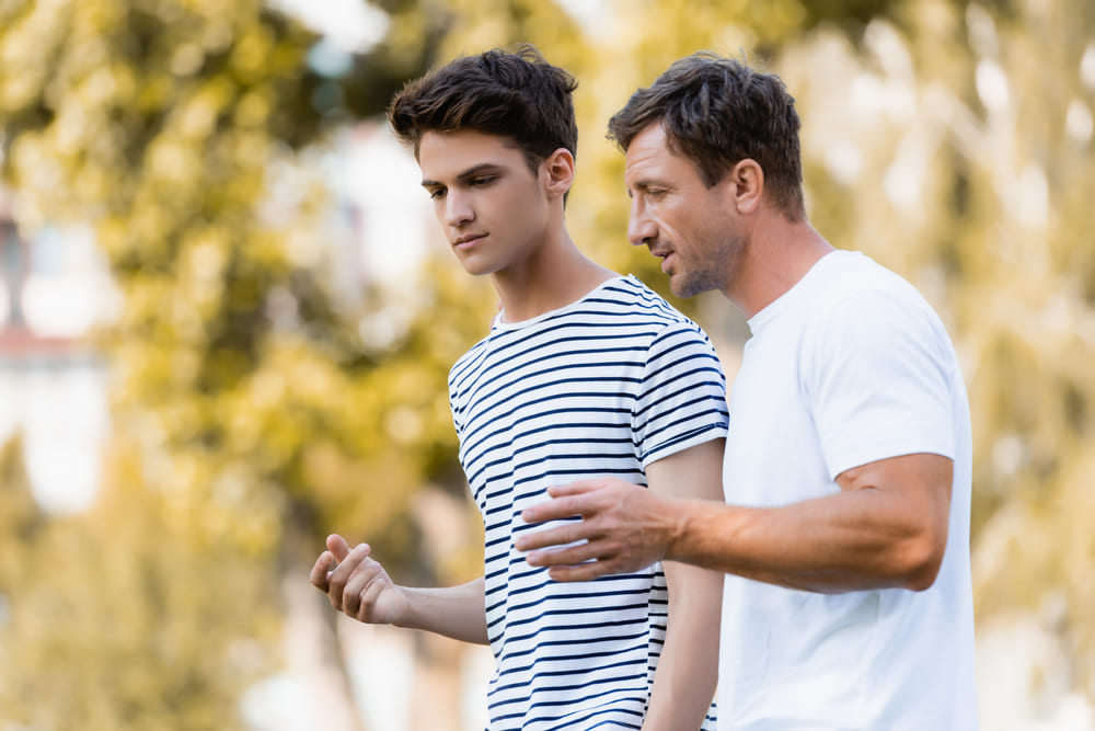 Como ajudar seu filho adolescente a tomar decisões conscientes sobre o futuro